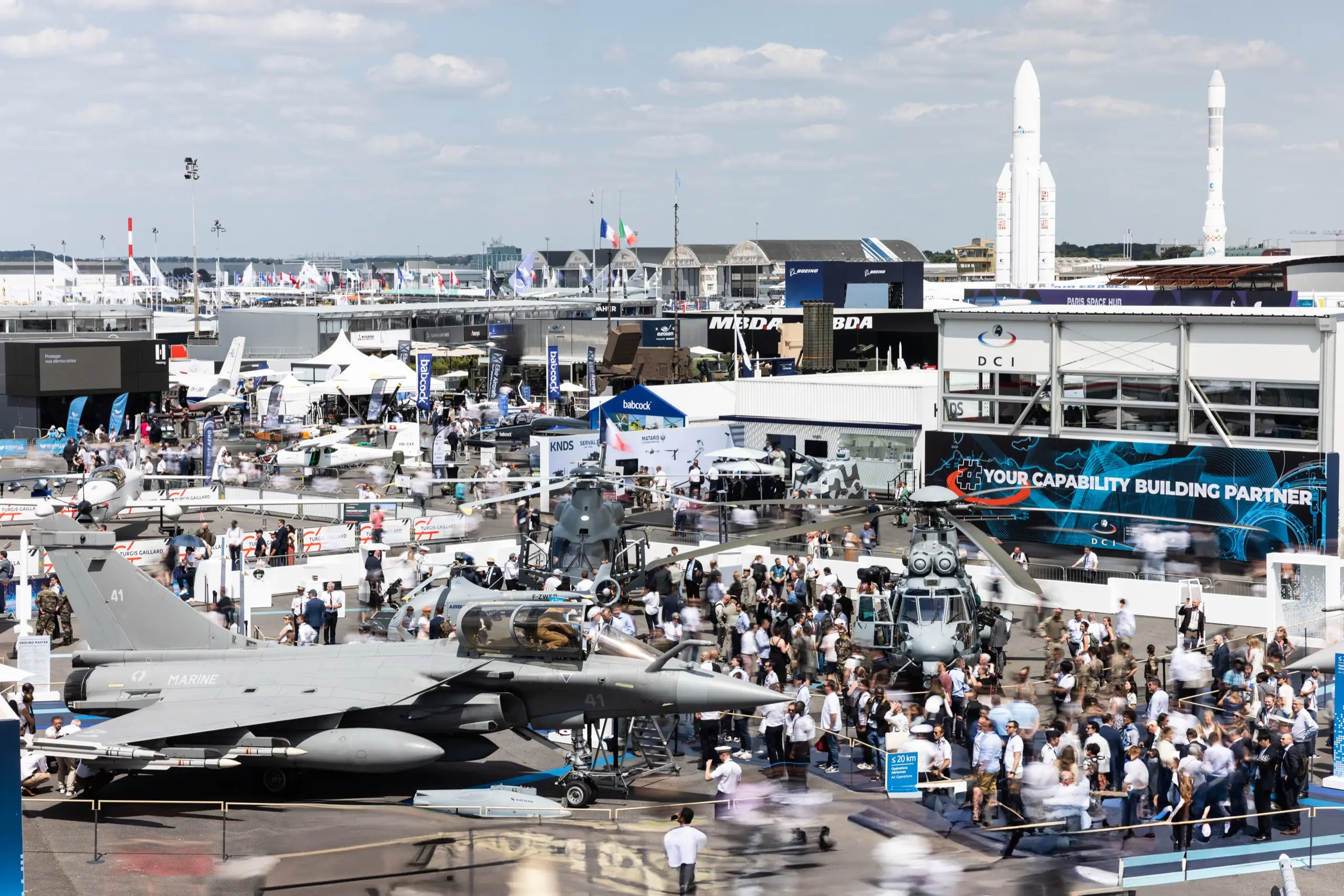 Tarmac du salon international de l'aéronautique et de l'espace au Bourget · aéronefs en exposition