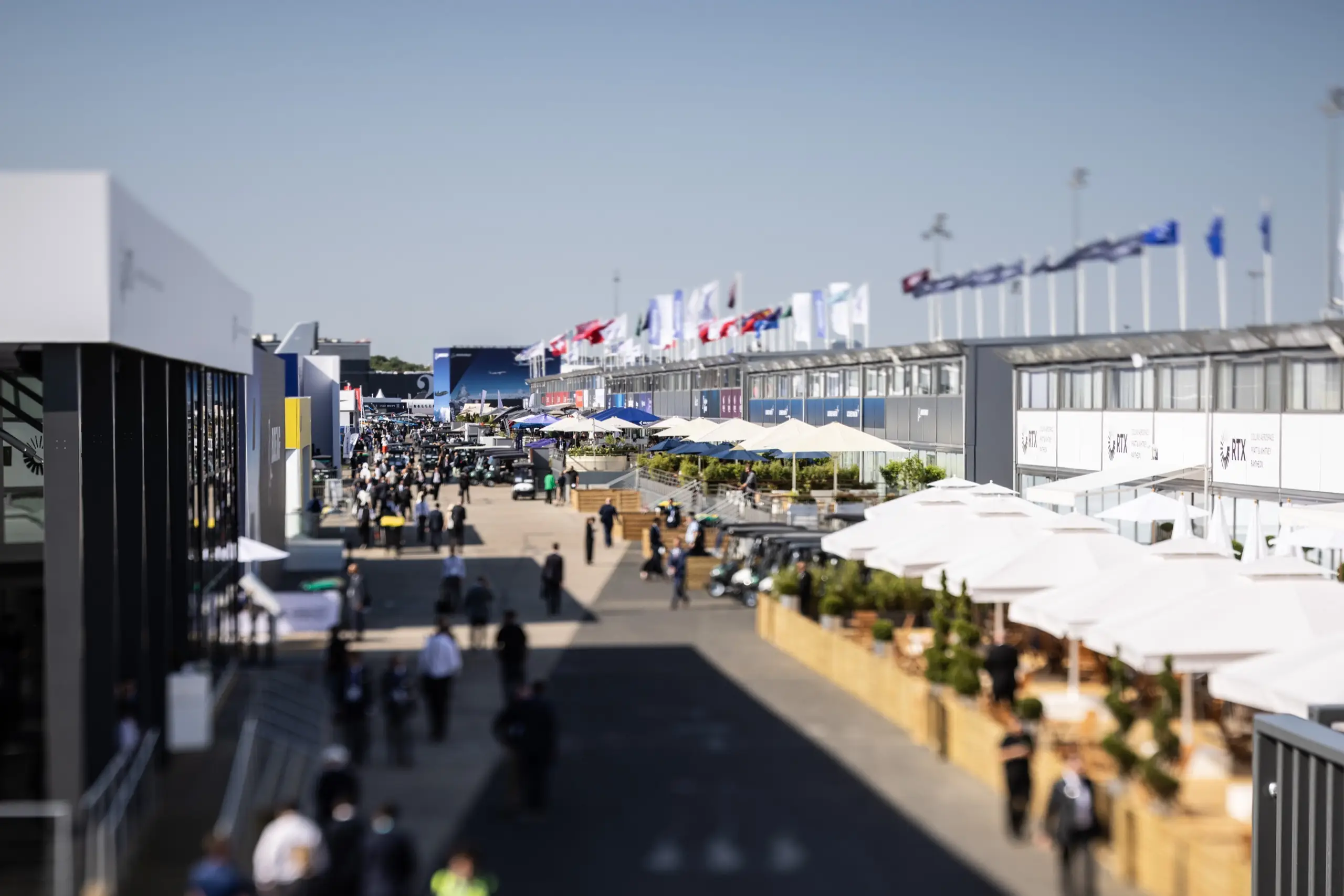 Vue du salon international de l'aéronautique et de l'espace au Bourget · exposition d'aéronefs