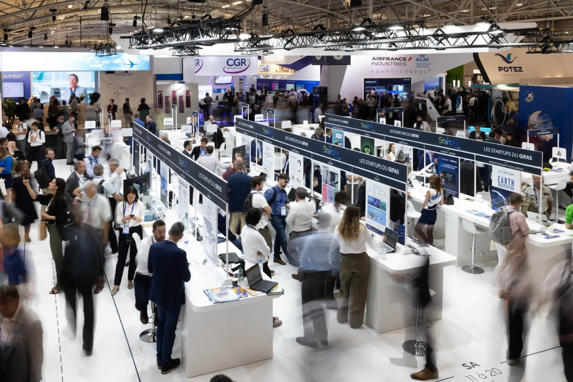 Salle d'exposition du Salon du Bourget · vue d'ensemble